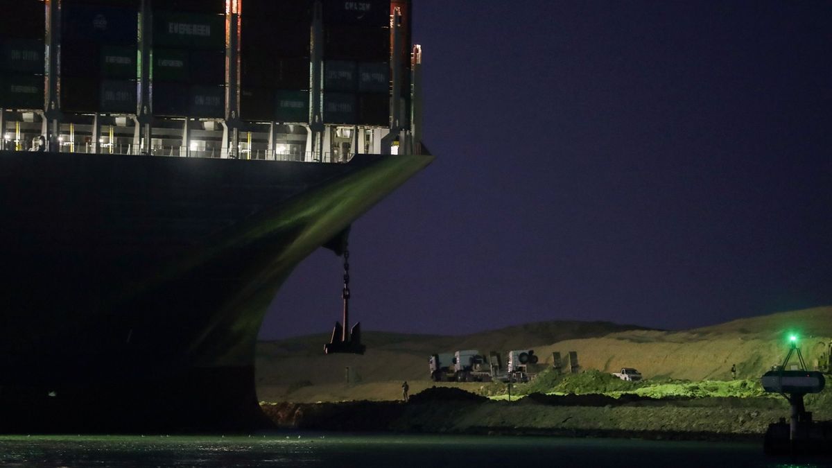 Drama s obrem v Suezu pokračuje. Na uvolnění čekají stovky lodí